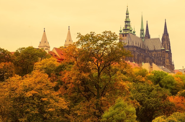 Prager Burg, Altstadt mit Herbstbäumen, saisonaler Herbsthintergrund der europäischen Reise im Vintage-Stil