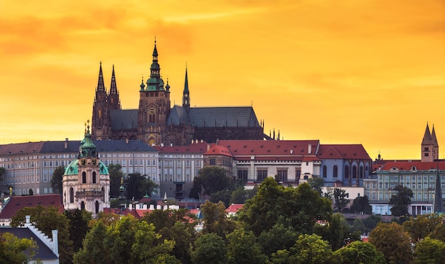 Prager Burg von der Karlsbrücke bei Sonnenuntergang