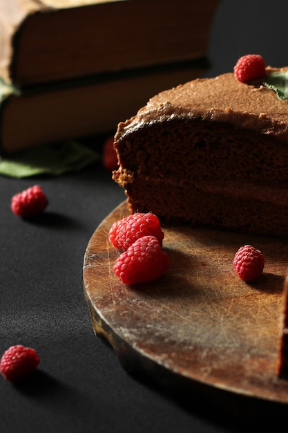 Prager Kuchen. Schokoladenkuchen mit Himbeeren. Kuchen auf einem dunklen Hintergrund.