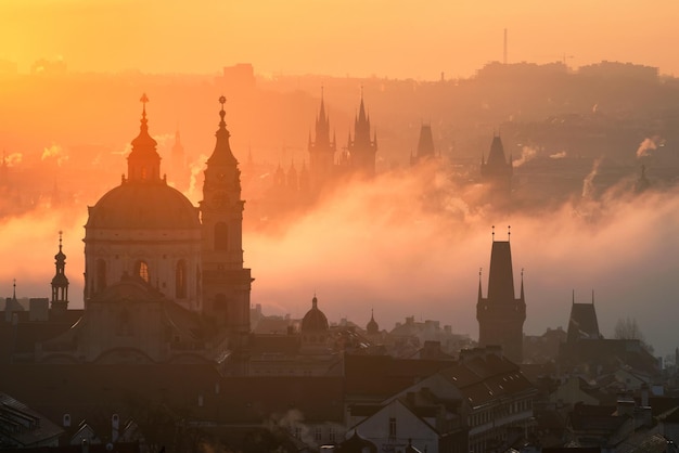 Prager nebliger Sonnenaufgang Tschechische Republik