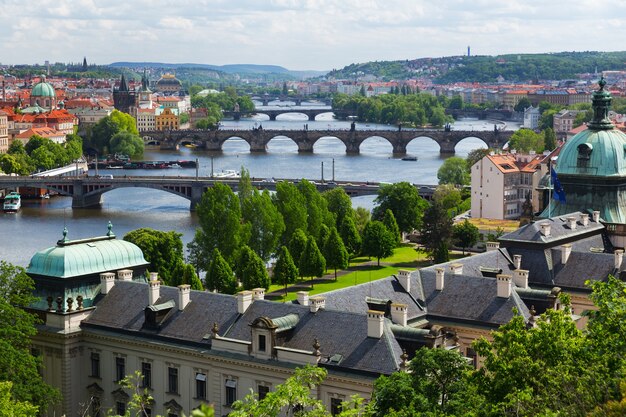 Prager stadtbild, blick auf die düstere stadt, tschechische republik. sommertag