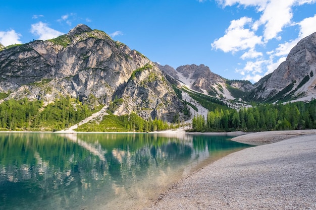 Pragser Wildsee in den Dolomiten mit Wolken, die sich im Wasser spiegeln