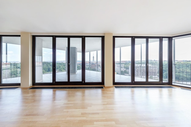 PRAHA República Checa 21 DE JULIO DE 2014 Moderno loft vacío blanco interior salón salón ace panorama con vistas a la ciudad de la metrópolis