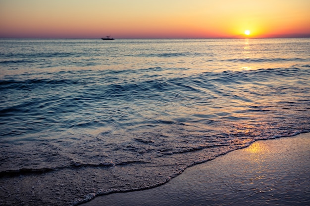 Praia à beira-mar ao pôr do sol