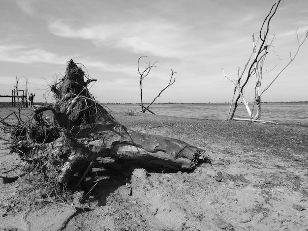 Foto praia abandonada contra o céu