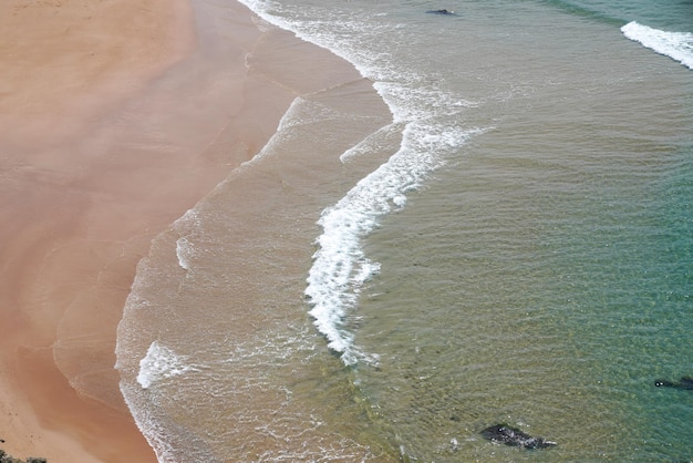 Praia aérea, areia e ondas na cidade de Biarritz, no País Basco francês da França