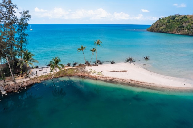 Praia aérea e cocô em uma ilha calma pela manhã