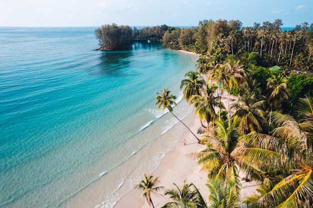 Foto praia aérea e cocô em uma ilha calma pela manhã