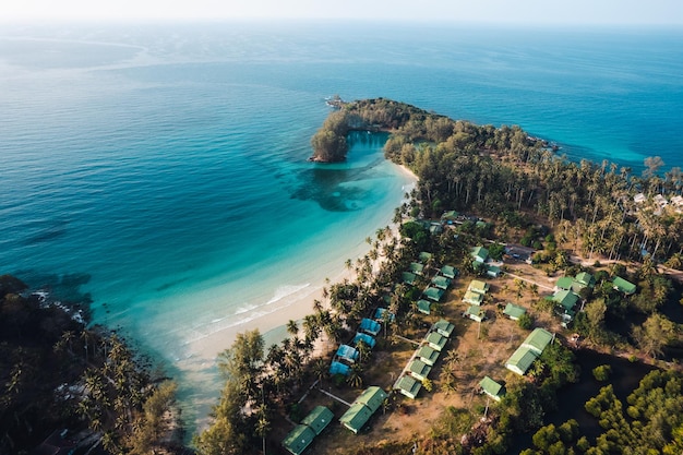 Foto praia aérea e cocô em uma ilha calma pela manhã