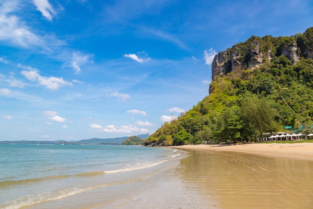 Praia Ao Pai Plong, Krabi, Tailândia em um dia de verão