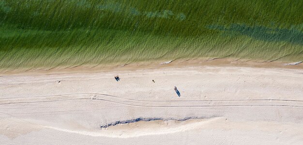 praia arenosa à beira-mar, vista de cima