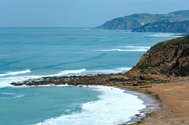 Praia azkorri ou gorrondatxe na cidade de getxo, biscaia, país basco (espanha).