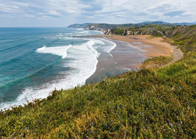 Praia azkorri ou gorrondatxe na cidade de getxo, biscaia, país basco (espanha).