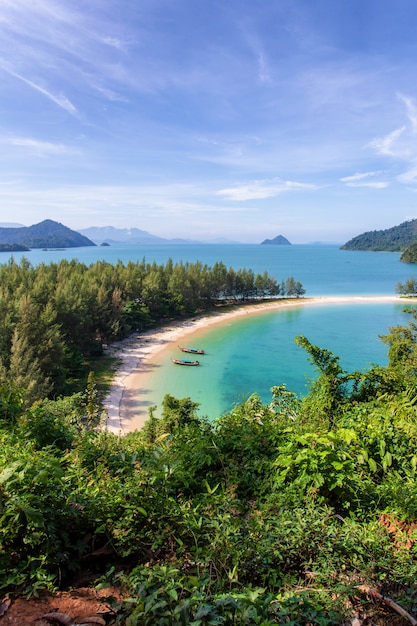 Praia branca da areia na ilha de Khang Khao (ilha do bastão), província de Ranong, Tailândia.