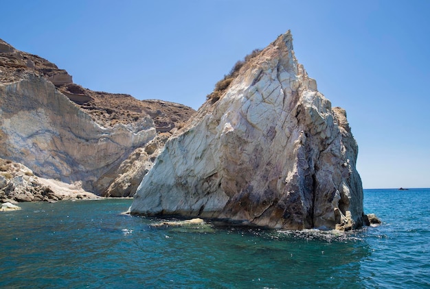 praia branca e rochas em santorini grécia