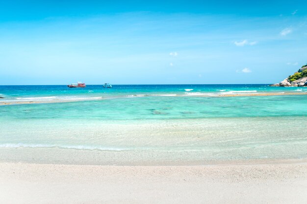 Praia branca na ilha tropical