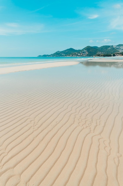 Praia branca na ilha tropical