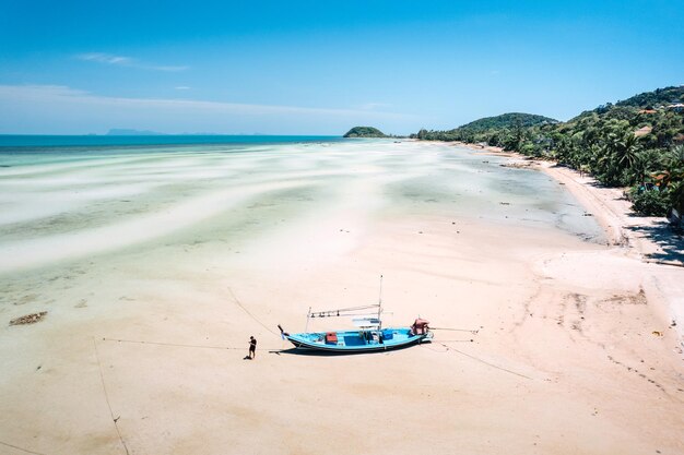 Praia branca na ilha tropical