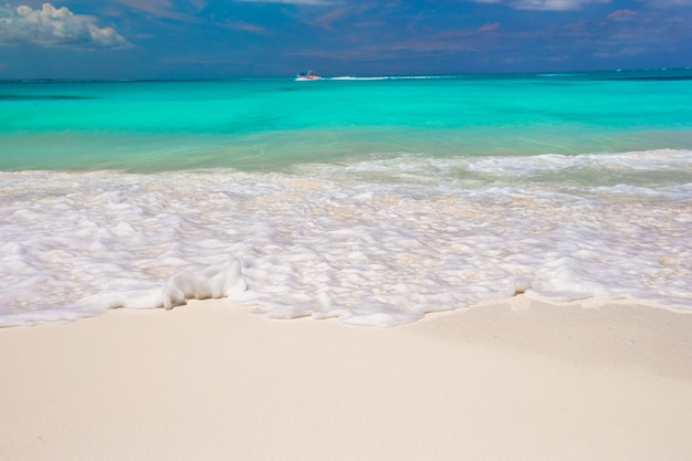 Praia branca perfeita com água azul-turquesa