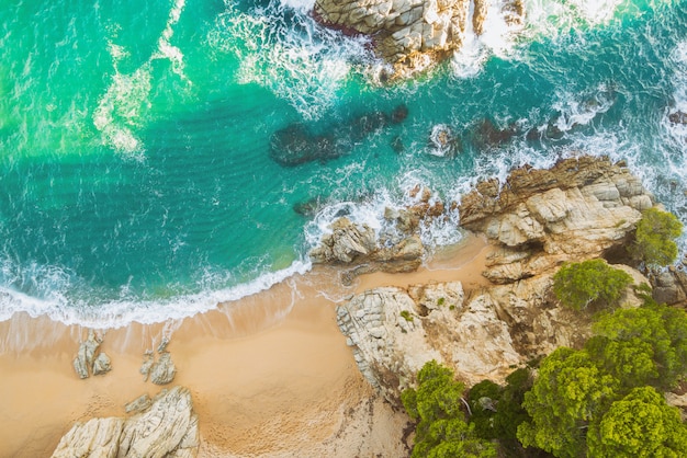 Praia cheia de pedras e ondas na Espanha