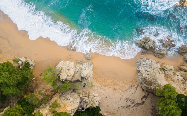 Praia cheia de pedras e ondas na Espanha