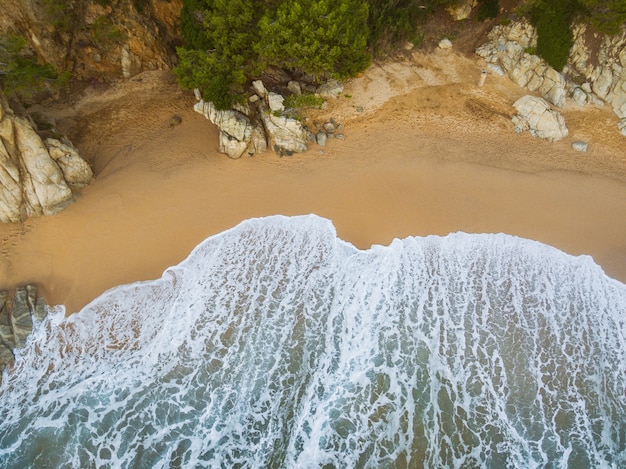 Praia cheia de pedras e ondas na espanha