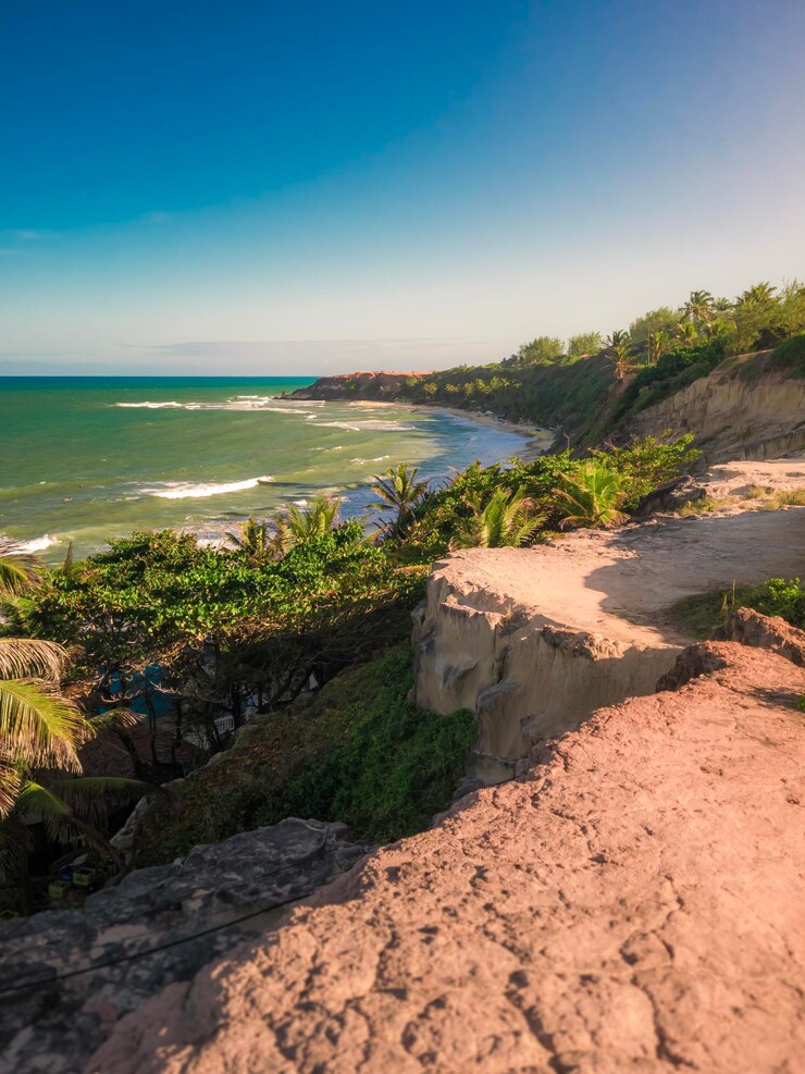 Foto praia cliffs praia com cliffs e natureza céu azul praia do amor em praia da pipa rn brasil