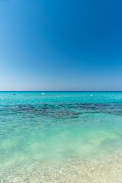 Praia com água cristalina