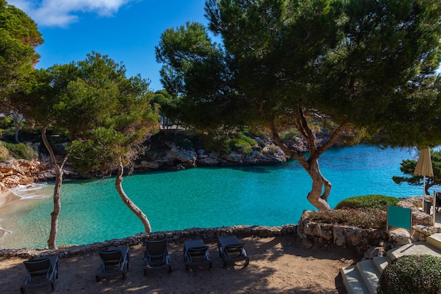 Praia com águas azuis em Palma