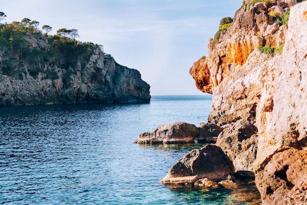 Praia com águas azuis em palma