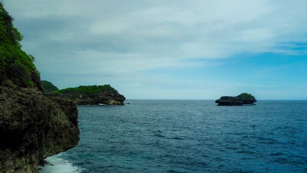 Praia com águas claras e falésias