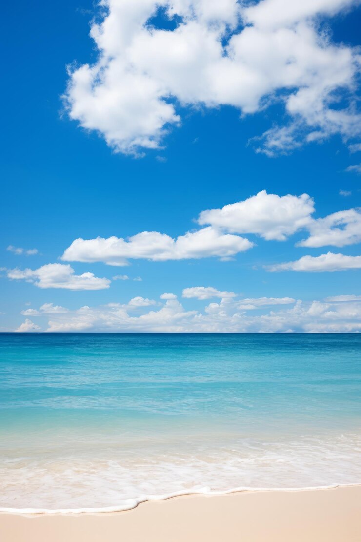 Praia com areia branca e céu azul com nuvens