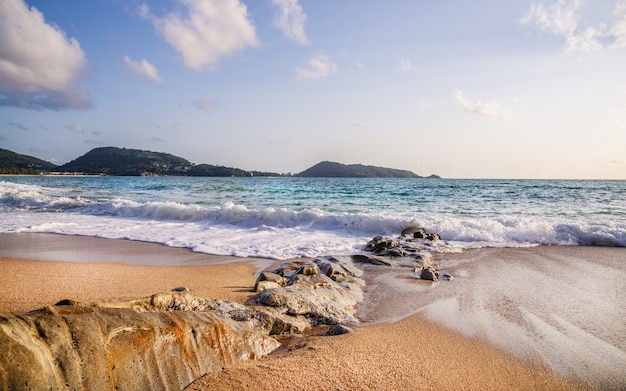 Foto praia com areia branca e céu na temporada de verão