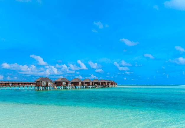 Praia com bangalôs aquáticos nas Maldivas