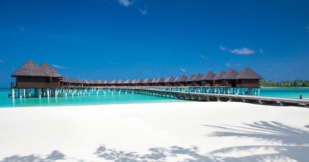 Praia com bangalôs de água em Maldivas