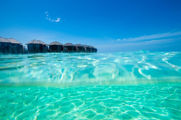 Praia com bangalôs de água nas Maldivas