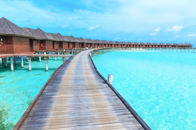 Praia com bangalôs de água nas Maldivas