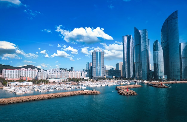 Foto praia com cais de iates durante o dia em busan, coreia do sul