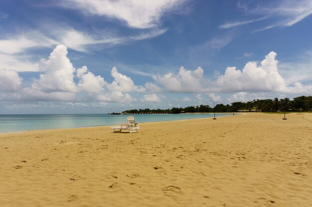 Praia com espreguiçadeiras