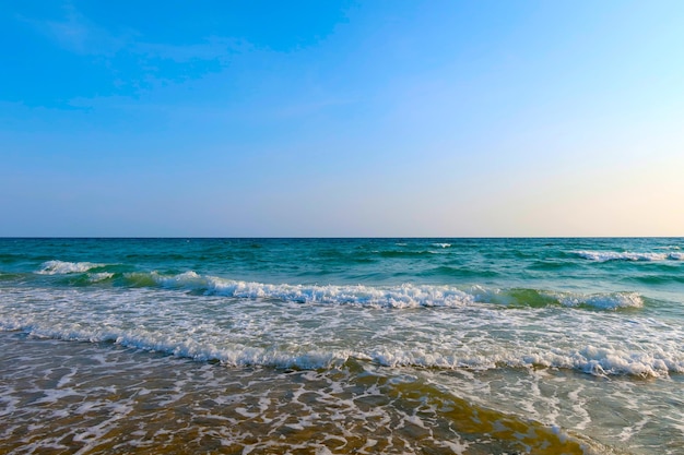 Foto praia com fundo de onda e água do mar azul