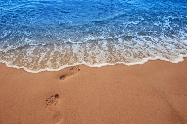 Praia com mar azul claro