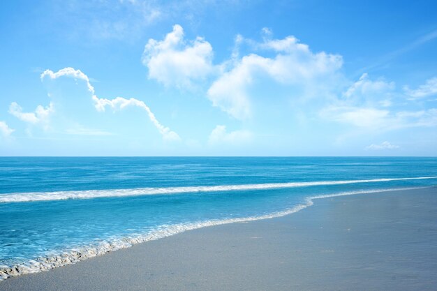 Praia com o oceano azul