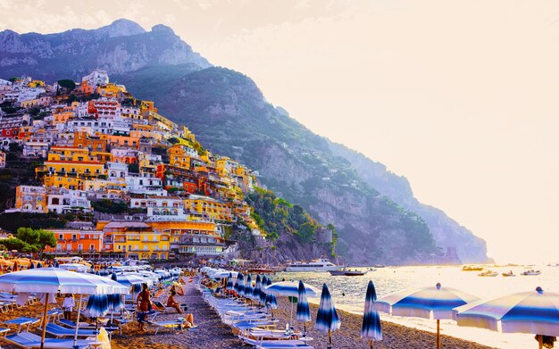 Praia com paisagem costeira na cidade de luxo italiana Positano na Costa Amalfitana e Mar Tirreno na Itália no verão. Vista do litoral de Amalfitana. Férias e férias perto de Salerno.
