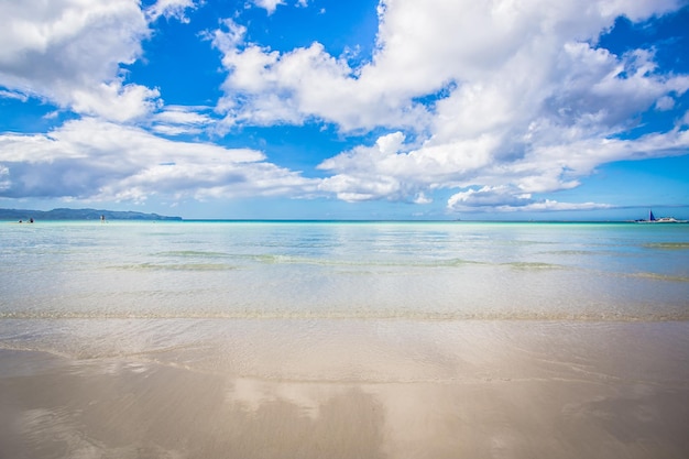 praia com palmeiras e céu azul. Boracay, Filipinas, Ásia.