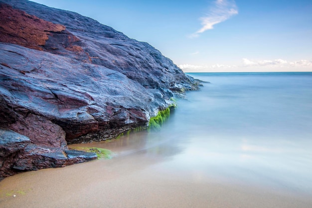 praia com pedras e mar