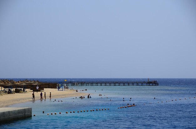 Praia com pessoas de férias