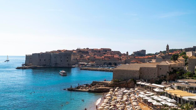 Praia da cidade de Dubrovnik no contexto da cidade velha