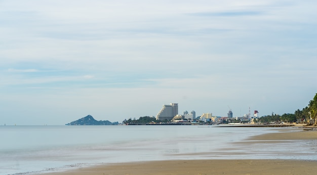 Praia da cidade de Hua Hin, Tailândia de manhã