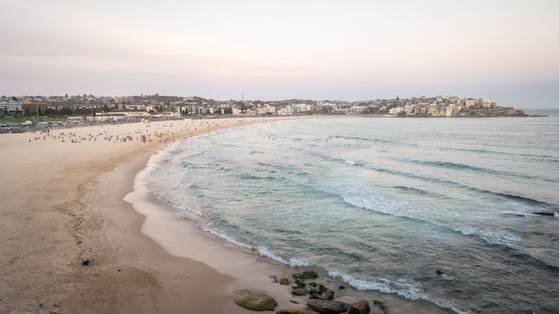 Praia da cidade durante o pôr do sol. fotografada na praia bondi, em sydney