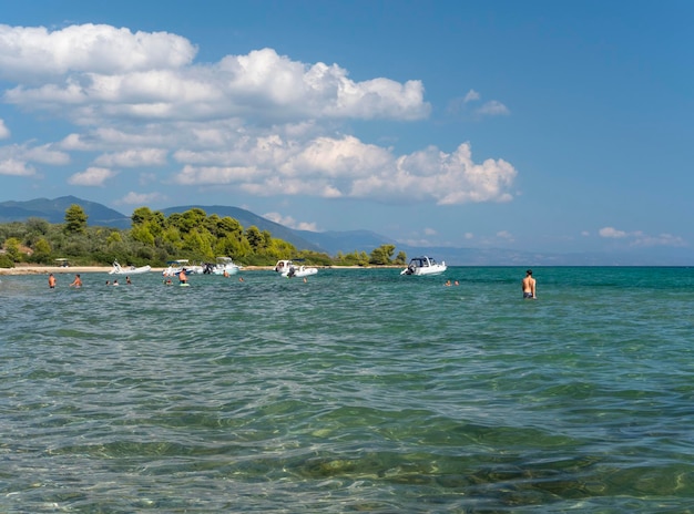 Praia da estância termal grega loutra edipsou na grécia